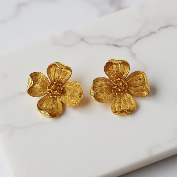 Crown Trifari Jewelry - Crown  Trifari Gold Tone Dogwood Flower Earrings clip ons